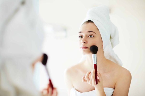 Comment faire un maquillage de jour discret mais sophistiqué pour le travail ?