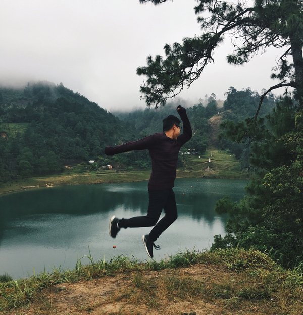 Quels conseils de voyage sont essentiels pour les femmes explorant des destinations hors des sentiers battus ?